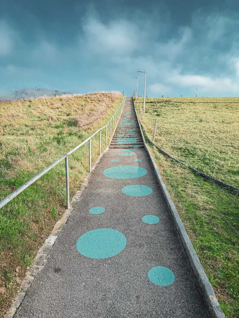Treppe mit RubikONE-Farbmarkierungen
