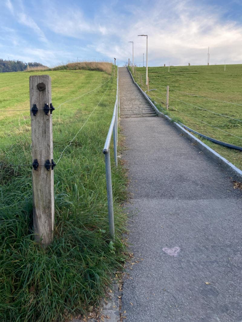 Treppe vor RubikONE-Markierung